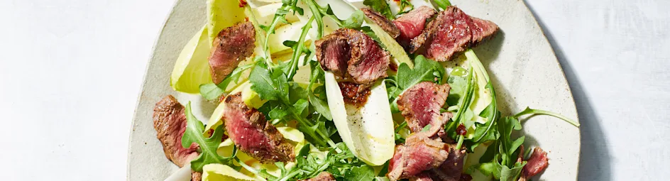 Salade met geroosterde biefstuk en tomatendressing