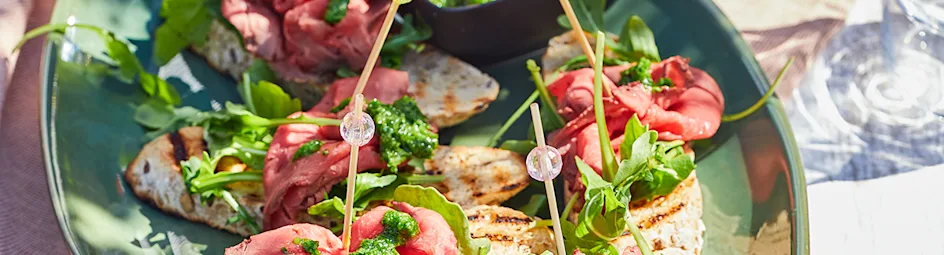 Pintxo's met rosbief en chimichurri