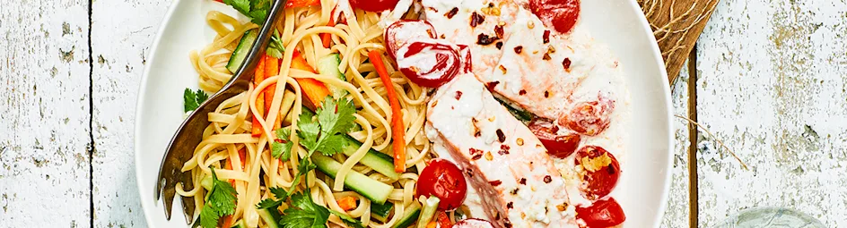 Zalm in kokossaus met noedelsalade