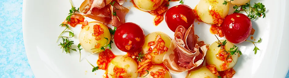 Honingmeloen met prosciutto en tomaatjes