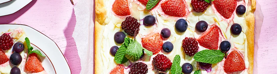 Zomerfruit-plaattaart met bosvruchtenijs