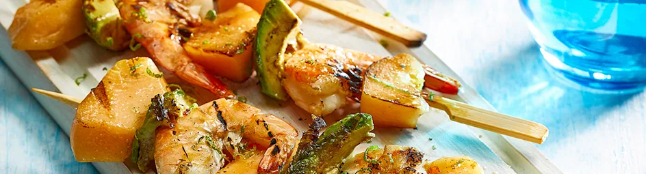 Spiesen met gegrilde meloen, garnalen en avocado