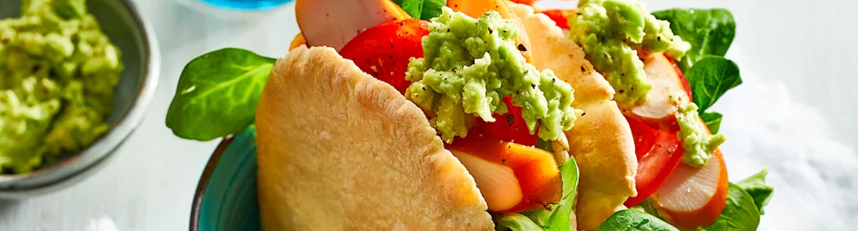 Pitabroodje met gerookte kip en guacamole