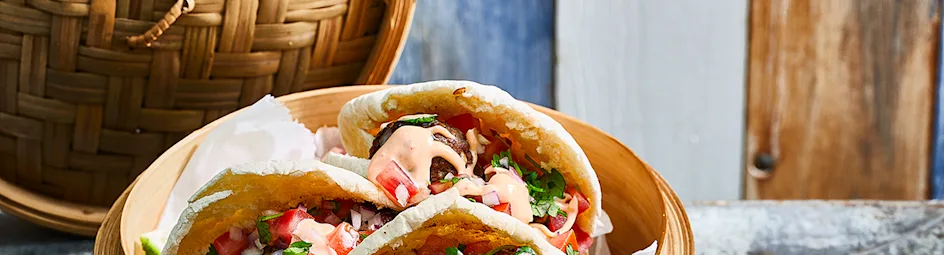 Pita met gehaktballetjes en harissa-mayo