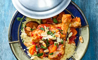 Drumsticks met aubergine, abrikozen en amandel