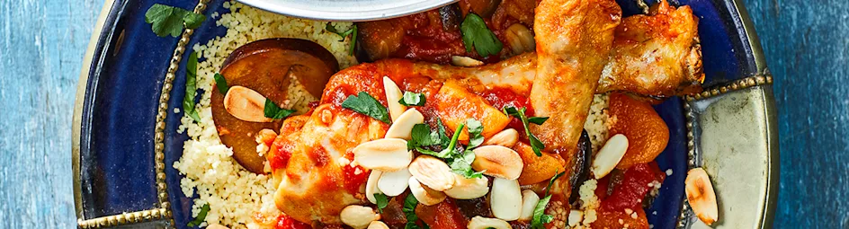 Drumsticks met aubergine, abrikozen en amandel