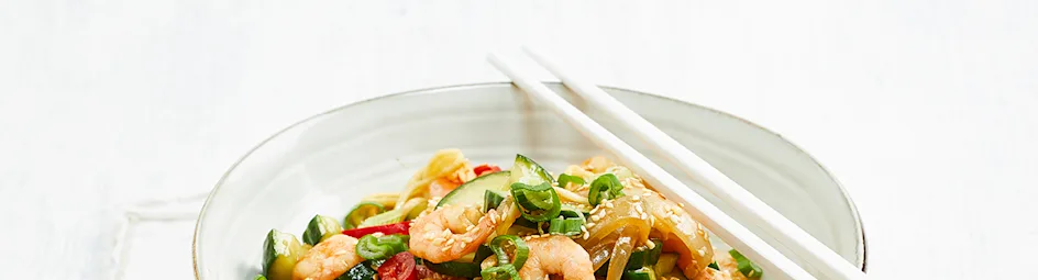 Komkommerroerbak met garnalen en mie