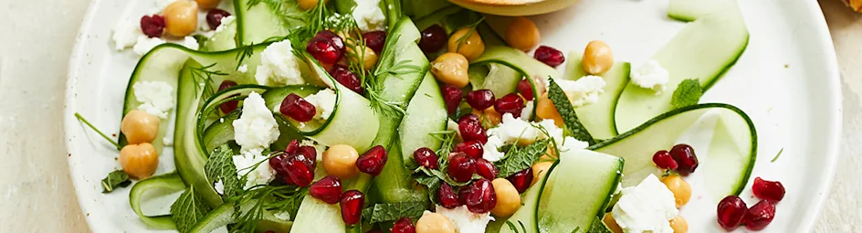 Salade van komkommerlinten, kikkererwten en feta