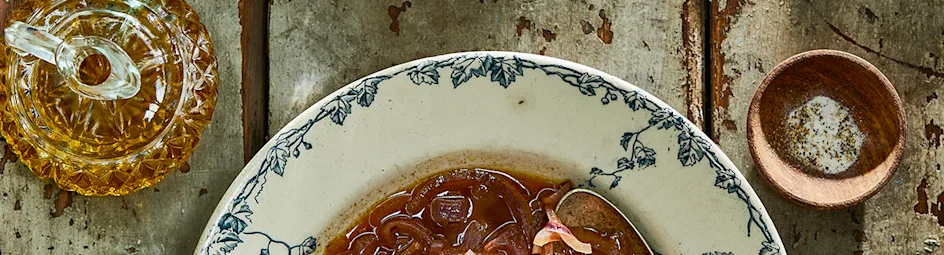 Rode-uiensoep met kaasbroodjes