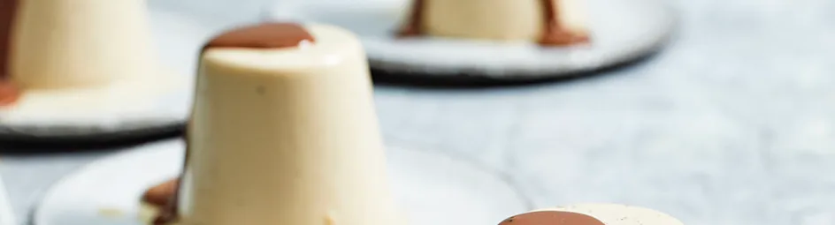 Espresso-panna cotta met chocolade-pepersaus