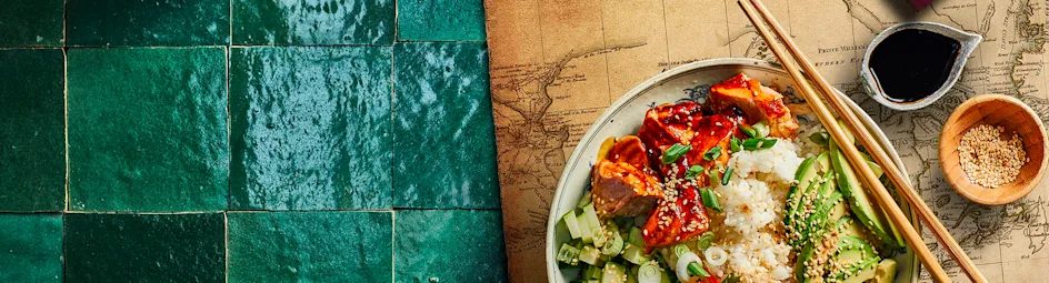 Poké bowl met teriyaki-zalm