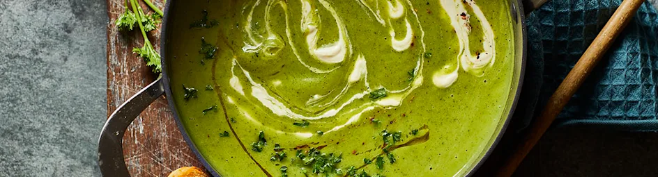 Gestoofde courgettesoep met knoflookbrood