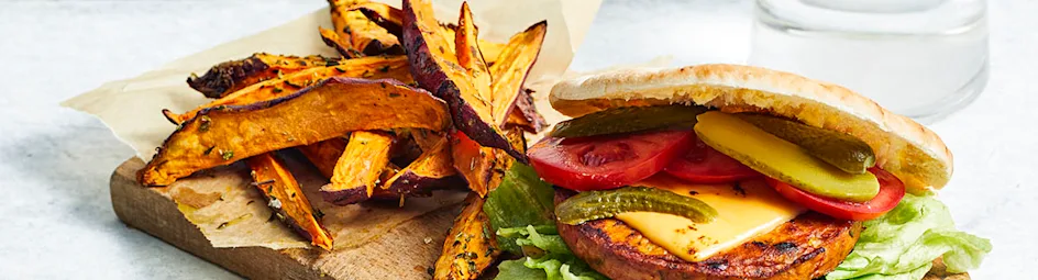 Pita-groenteburger met friet van zoete aardappel