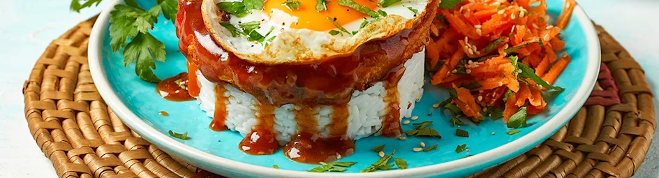 Veggie burger met jus op rijst met gebakken ei