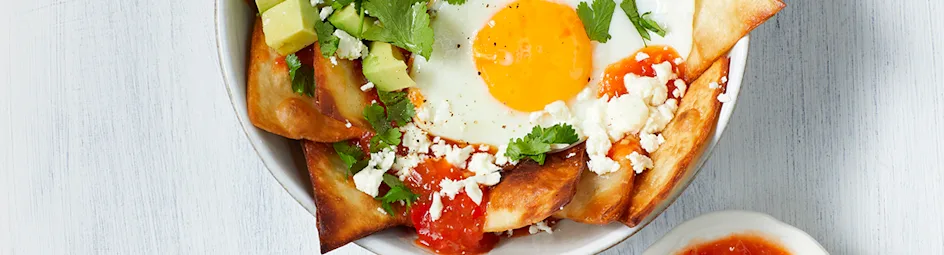 Mexicaanse tortillaschotel met rode salsa