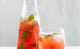 Granaatappellimonade met citroen en munt