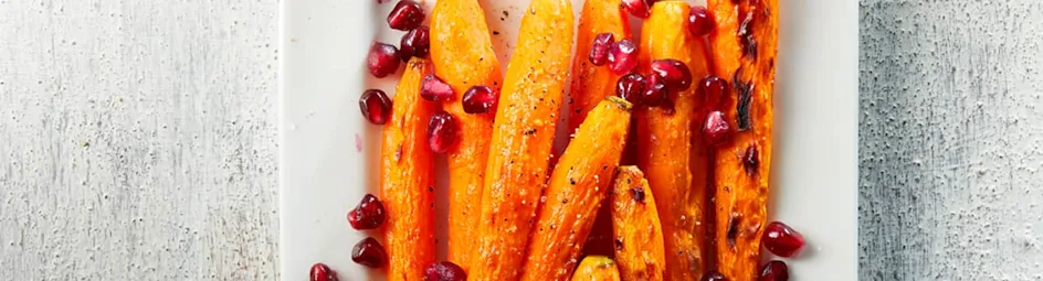 Geroosterde honingwortels met komijn-yoghurtsaus en granaatappel