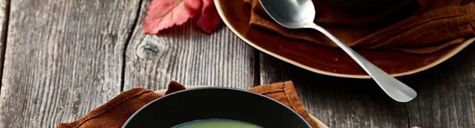 Lichte erwtensoep met gefrituurde tijm