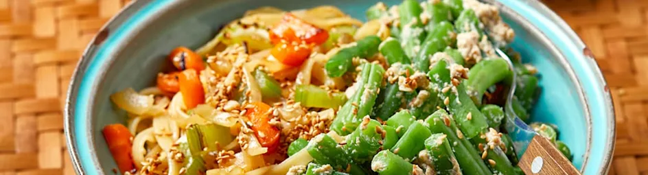 Sperziebonen met tofudressing en noedels