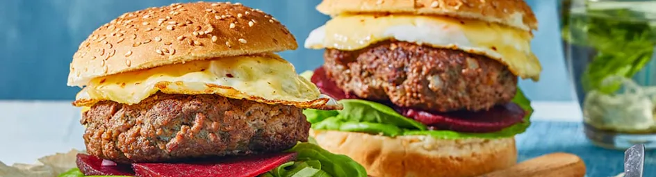 Aussie burger met zoetzure biet en ananassalsa