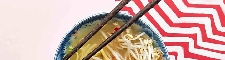 Pikante kippensoep met taugé