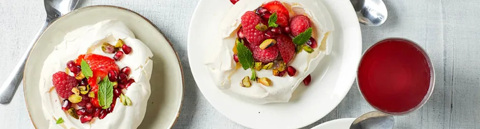 Mini pavlova's met granaatappel, honingyoghurt en pistache