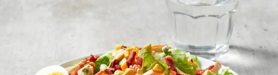 Amerikaanse cobb salad met gerookte kipfilet