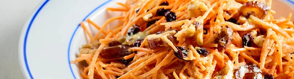 Wortelsalade met krenten, dadels en walnoten