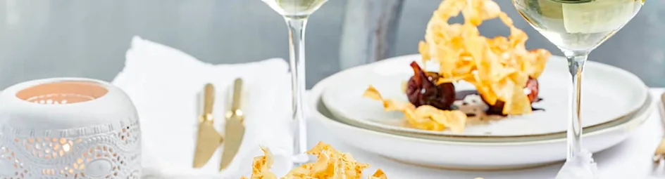 Gepocheerde vijgen met knolselderijchips