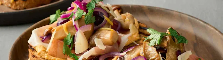 Meergranenbrood met hummus, ham en paddenstoelen