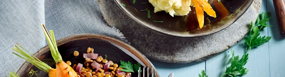 Gestoofde linzen in rode wijn met geroosterde worteltjes en aardappelpuree