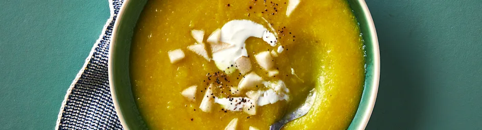 Kerrie-pastinaaksoep met peer