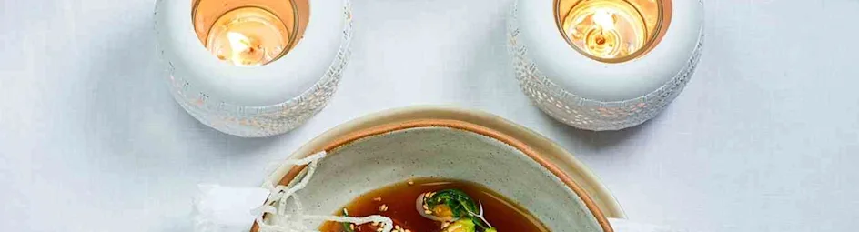 Krachtige bouillon met gekaramelliseerde spruitjes