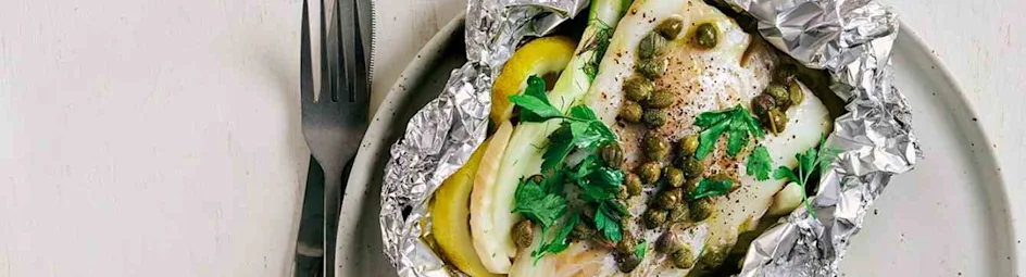 Mediterrane vispakketjes met krieltjes en venkelsalade