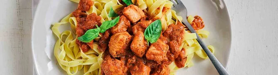 Vispasta met zalm en tomaten-roomsaus