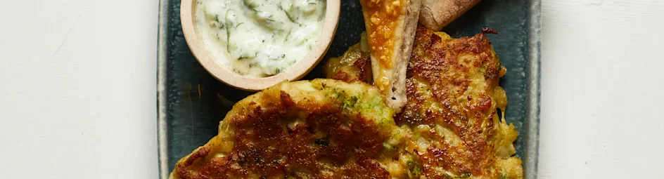 Broccoli-fritters met tzatziki en knoflookpita's