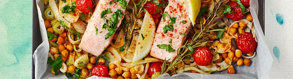 Zalm met venkel, tomaatjes en kikkererwten van de bakplaat
