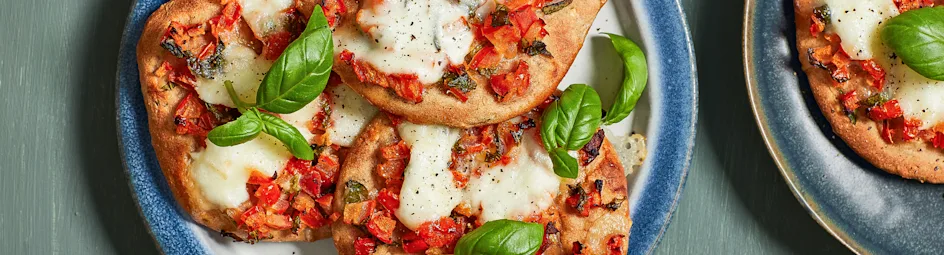 Volkorenpizzette met tomaat en mozzarella
