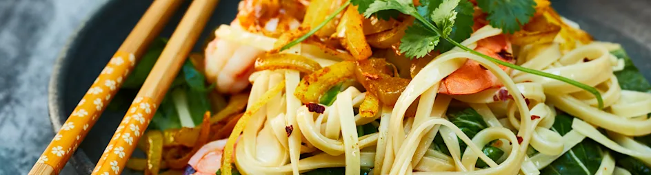 Noedels met garnalen en kerrie-ui