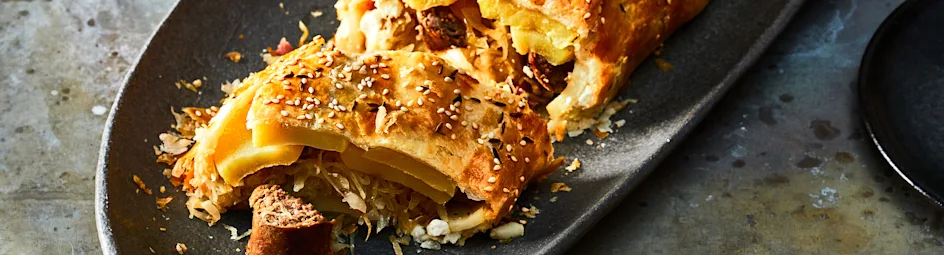 Zuurkoolrol met appel en saucijs