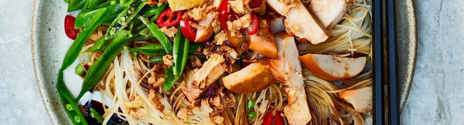 Noedels met gerookte kip en sugarsnaps