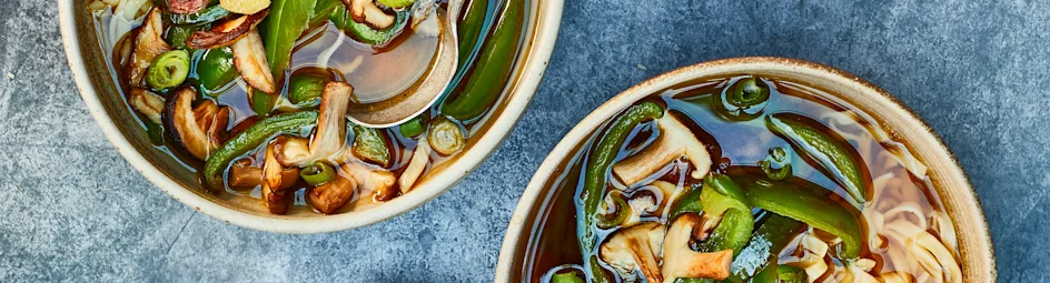 Noedelsoep met shiitakes en rosbief