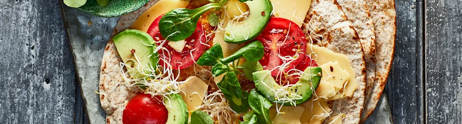 Tortilla-uitsmijter met oude kaas en avocado