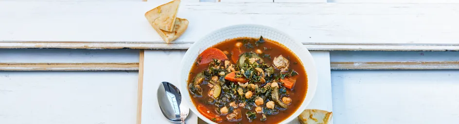 Kippensoep met kikkererwten en pita-croutons
