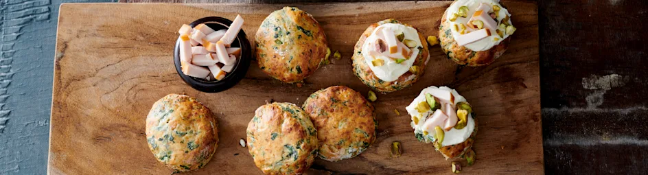 Spinaziescones met gerookte kip