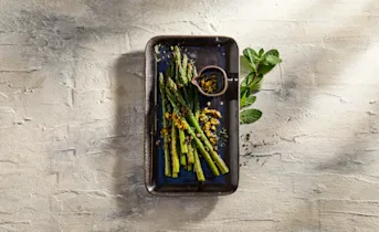 Gegrilde groene asperges met pistache en munt