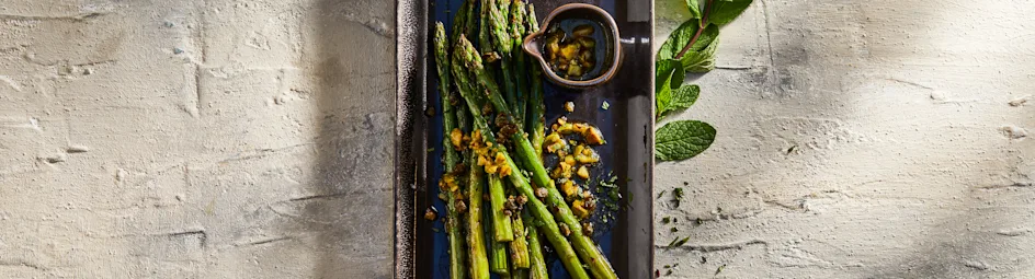 Gegrilde groene asperges met pistache en munt
