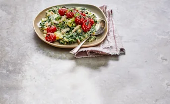 Spinaziestamppot met gerookte makreel