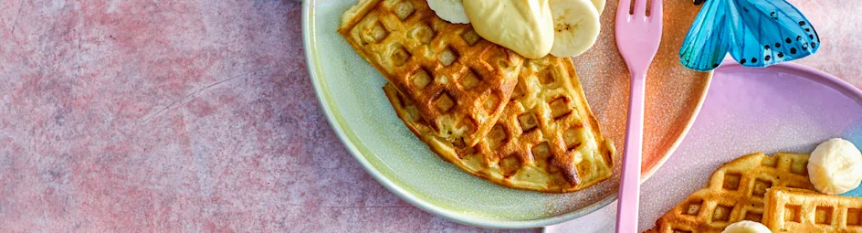 Wafels met banaan en romige advocaatsaus