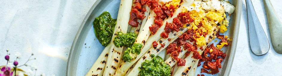 Gegrilde asperges met chorizo en salsa verde